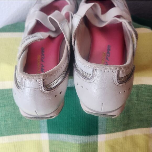 Skechers 10 LightGray Criss-cross SlipOn CheckeredPatent on the side Women Shoes - Picture 7 of 9